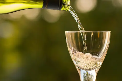 Réseaux sociaux et tourisme, ça marche vraiment pour mon entreprise ? Un verre de vin à Amboise