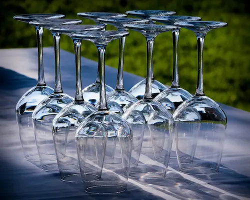 Réseaux sociaux et tourisme, ça marche vraiment pour mon entreprise ? un verre en terrasse à Amboise
